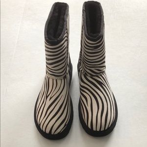 Ugg Women’s Zebra Classic Short Exotic. Size 8